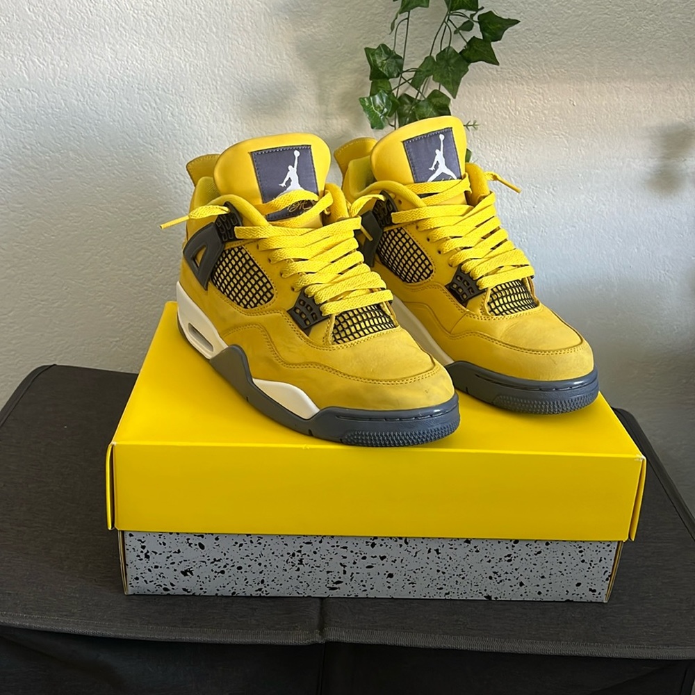 Air Jordan Men’s 4 Retro Lightnings Sneakers Shoes Size 9